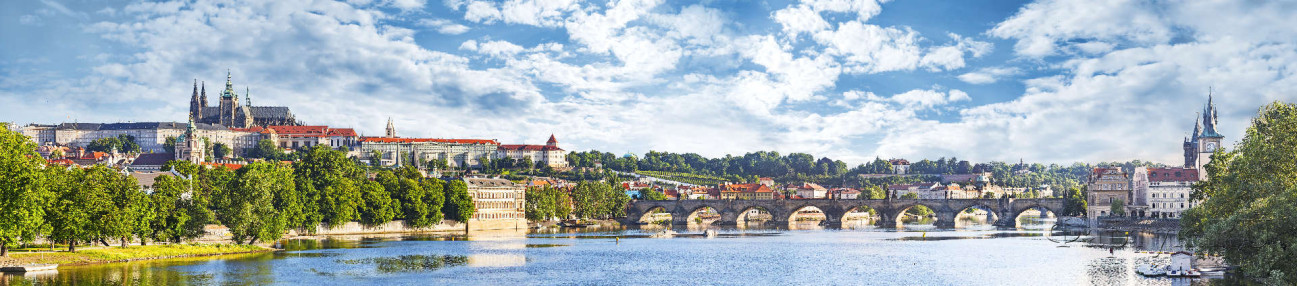Скинали — Панорама прибрежной Праги на фоне облачного неба