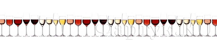 Вино разных сортов, разлитое по бокалам, белый фон