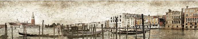 Скинали — Канал в Венеции с причалами и гондолой на переднем плане 