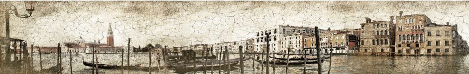 Скинали — Канал в Венеции с причалами и гондолой на переднем плане 