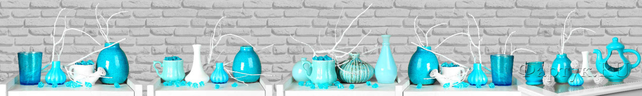 Скинали — Голубые вазы на фоне кирпичной кладки