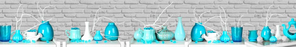 Скинали — Голубые вазы на фоне кирпичной кладки