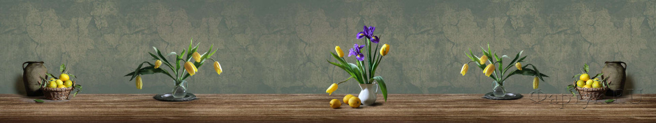 Скинали — Цветы в вазах на деревянном столе