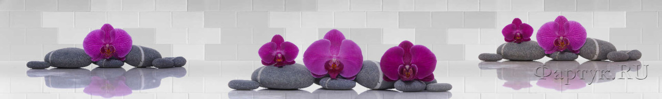 Скинали — Орхидеи и камни спа на фоне кирпичной кладки 