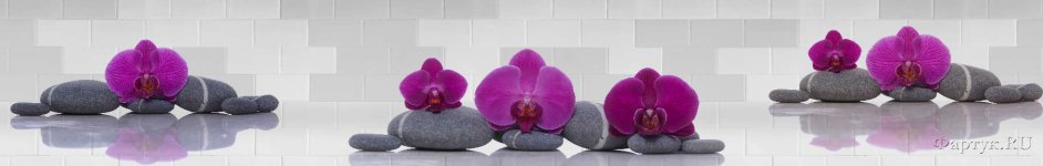 Скинали — Орхидеи и камни спа на фоне кирпичной кладки 