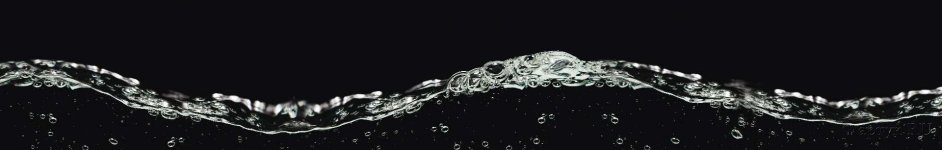 Скинали — Струя воды на черном фоне
