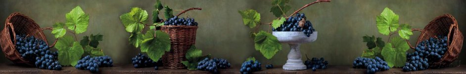 Скинали — Синий виноград с листьями на коричневом столе