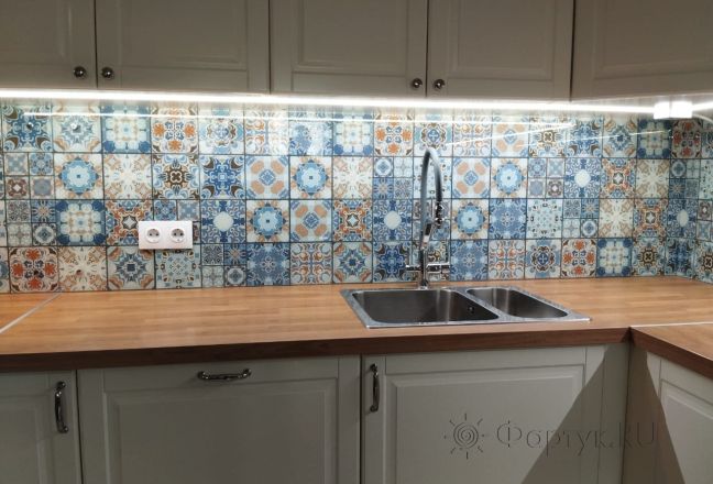 Фартук для кухни фото: плитка с марокканским узором, заказ #ГОУТ-217, Белая кухня. Изображение 347940